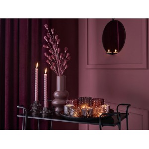 Rosa Teelichthalter Midnight Mystery aus Glas, 7 cm, mit Teelichtern und Kerzen auf einem Tisch.