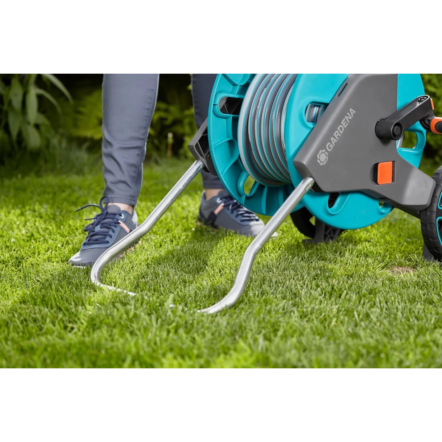 Gardena CleverRoll M Schlauchwagen-Set mit 20m Schlauch für sicheren Stand im Garten.