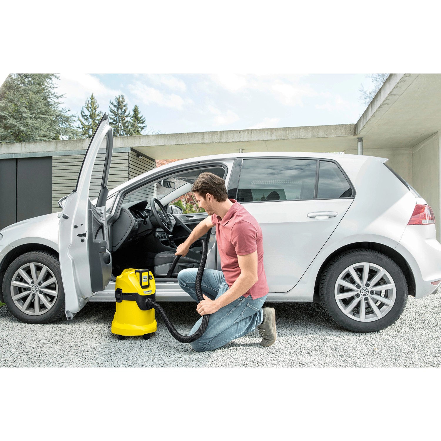 Mann saugt Auto mit gelbem Kärcher Akku-Mehrzwecksauger WD 3 Battery. Nass- & Trockensauger für flexible Reinigung.