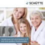 Schütte Handbrause Vital Chrom mit drei Generationen einer Familie im Hintergrund.