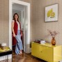 Moderne Vliestapete mit dezentem Leoparden-Motiv in Beige-Grau und Metallic-Effekt, an einer Wand in einem stilvollen Raum.