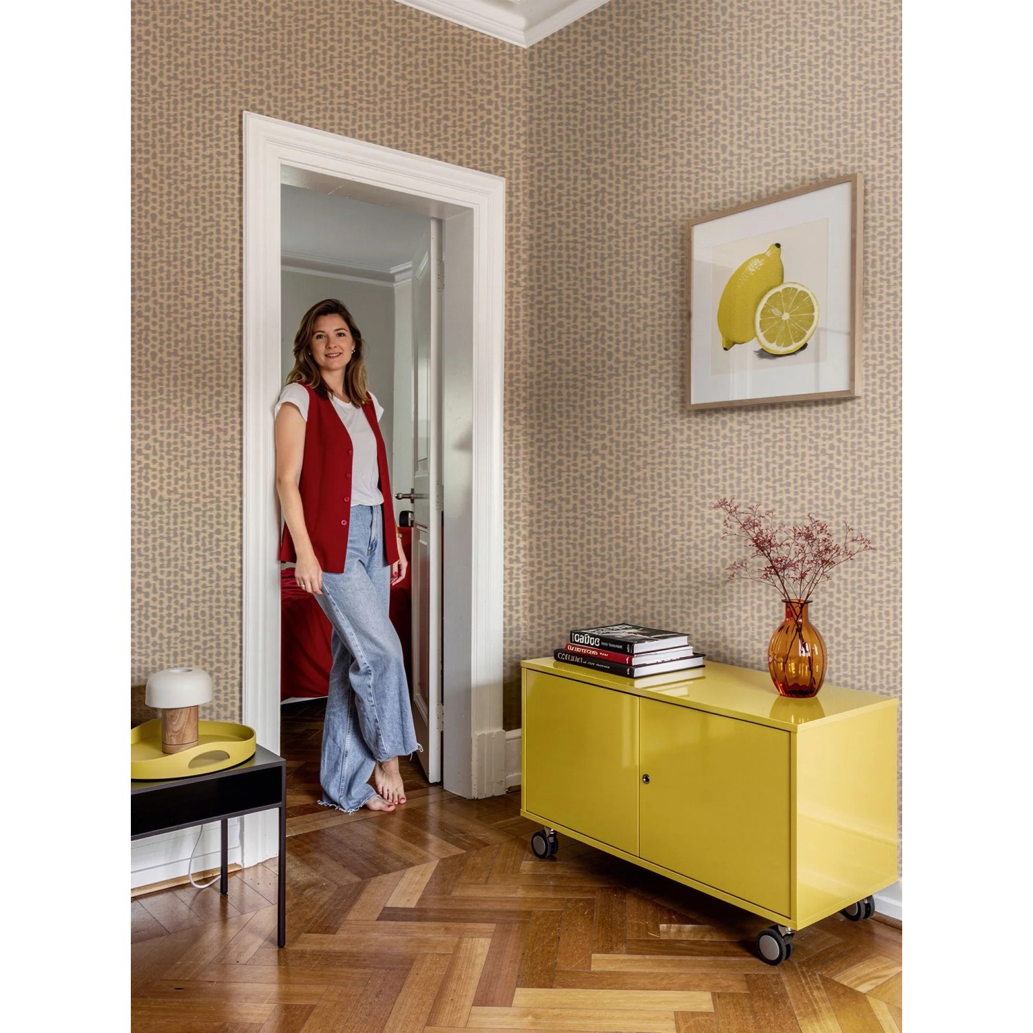 Moderne Vliestapete mit dezentem Leoparden-Motiv in Beige-Grau und Metallic-Effekt, an einer Wand in einem stilvollen Raum.