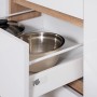 Küchenzeile: Schublade mit Kochtopf und Schüssel, Front Weiß Hochglanz, Korpus Eiche Sägerau.