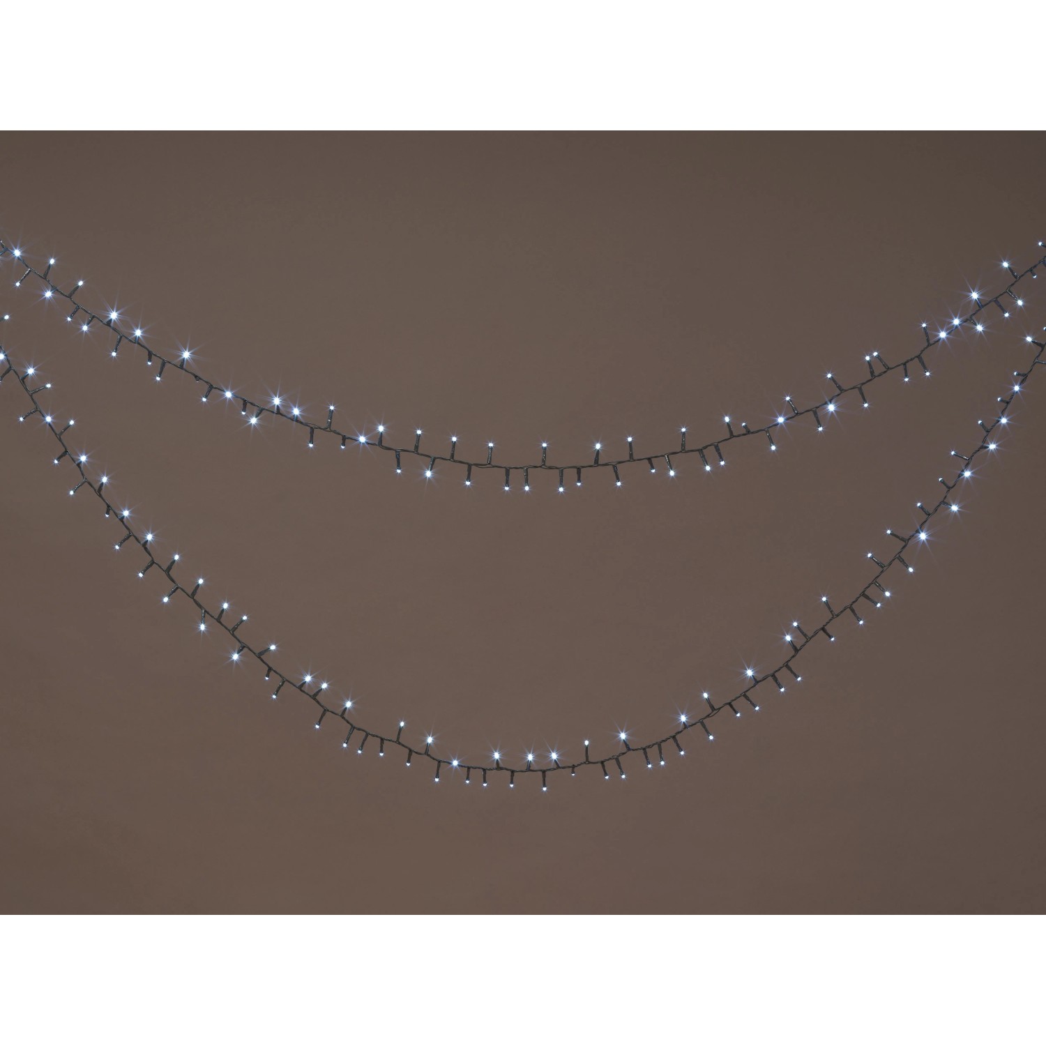 OBI Außen-Lichterkette, 20 m, mit 1.000 kaltweißen LEDs auf dunklem Kabel, für Gartenbeleuchtung und Festdeko.