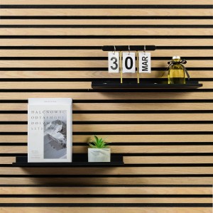 Schwarzes DenPanels Regal (40 cm) für Akustikpaneel mit Deko und Schrauben.