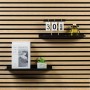 Schwarzes DenPanels Regal (40 cm) für Akustikpaneel mit Deko und Schrauben.