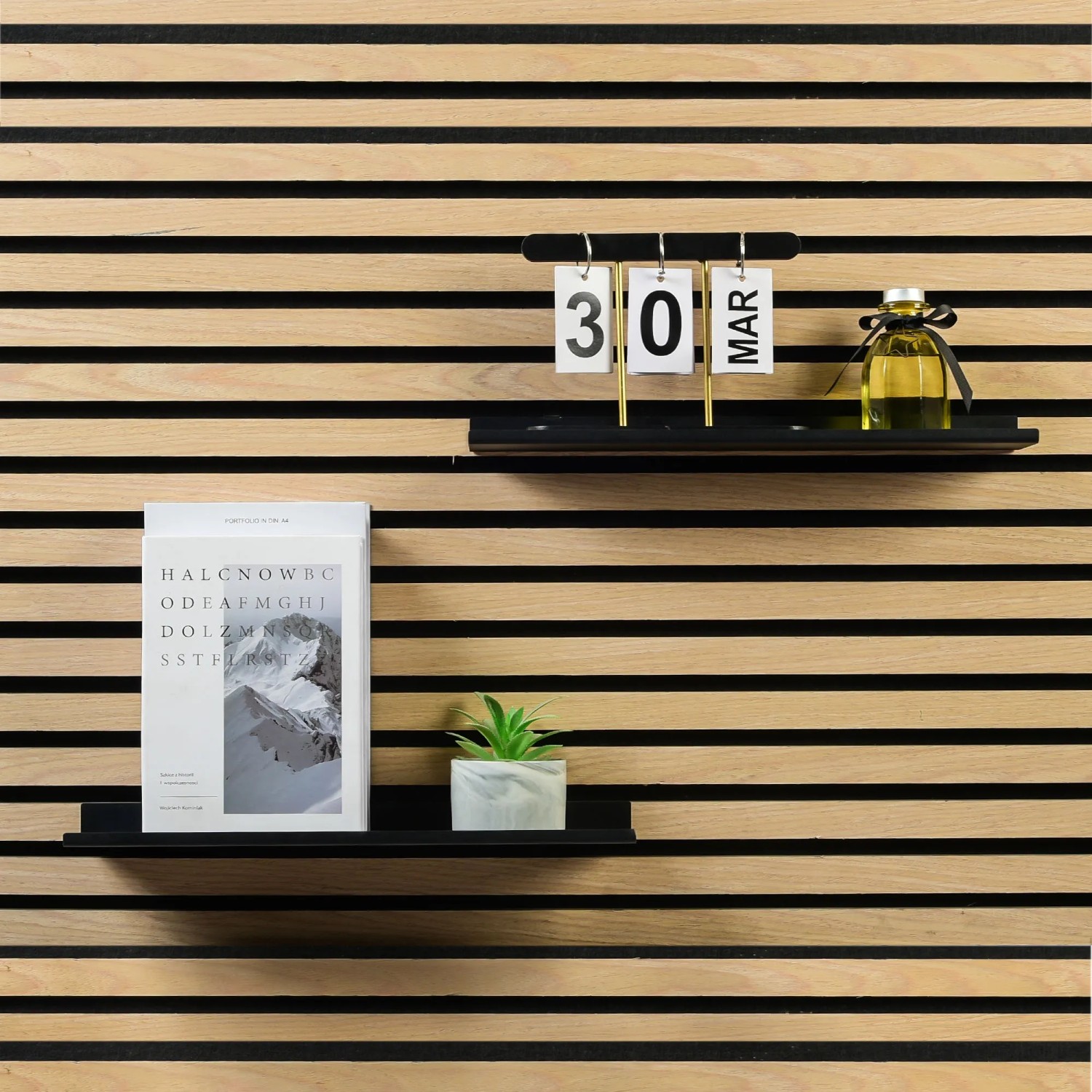 Schwarzes DenPanels Regal (40 cm) für Akustikpaneel mit Deko und Schrauben.
