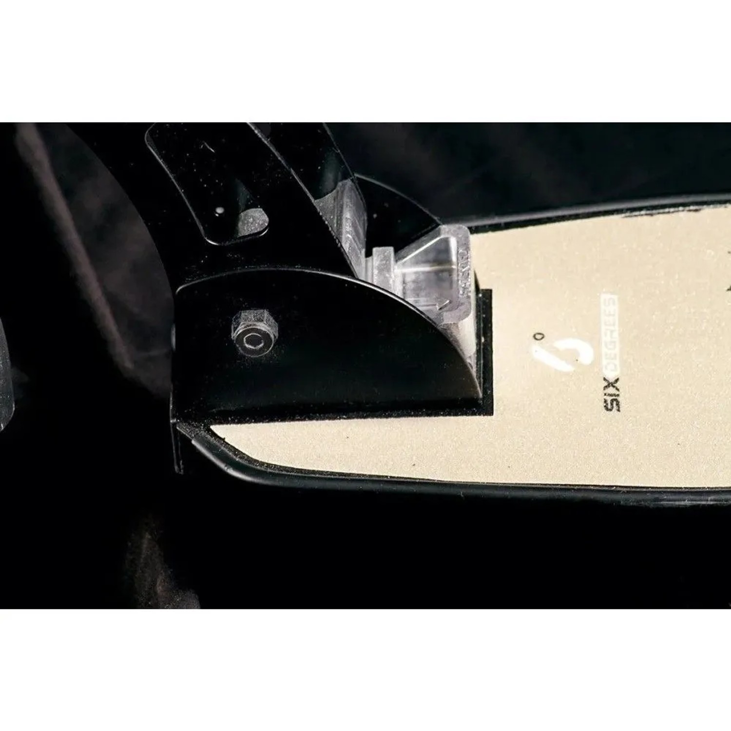 Nahaufnahme des schwarzen Klappmechanismus und beigen Decks mit Six Degrees Logo am Aluminium Scooter.