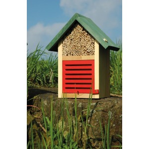 Insektenhotel aus Holz für Marienkäfer, Florfliegen und andere Nützlinge.