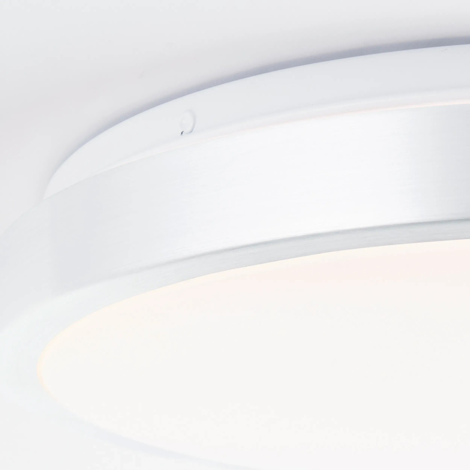 Nahaufnahme: Runde, weiße LED-Deckenleuchte Livius (Ø 33cm) aus Aluminium und Kunststoff.