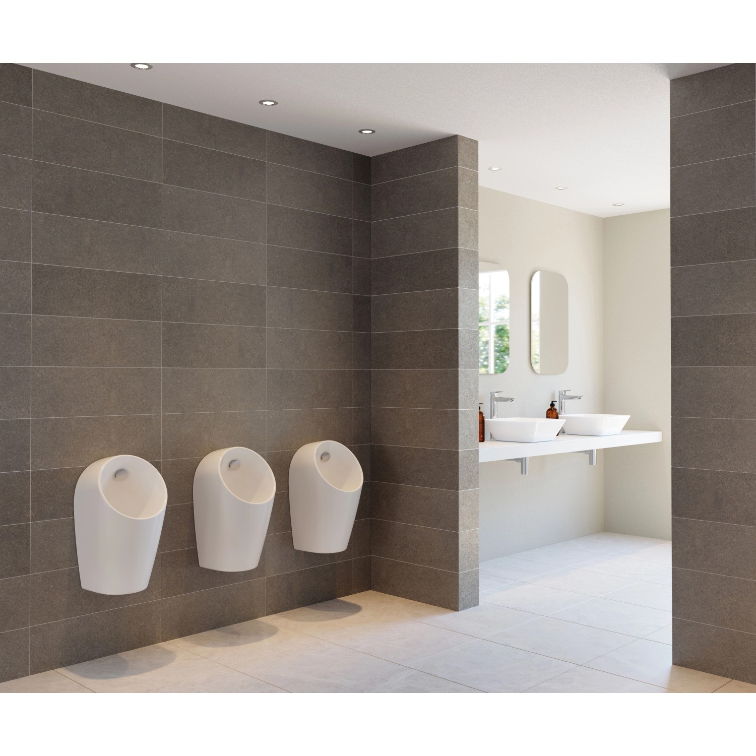 Drei weiße Ideal Standard Urinale im modernen Badezimmer mit Waschbeckenarmaturen.