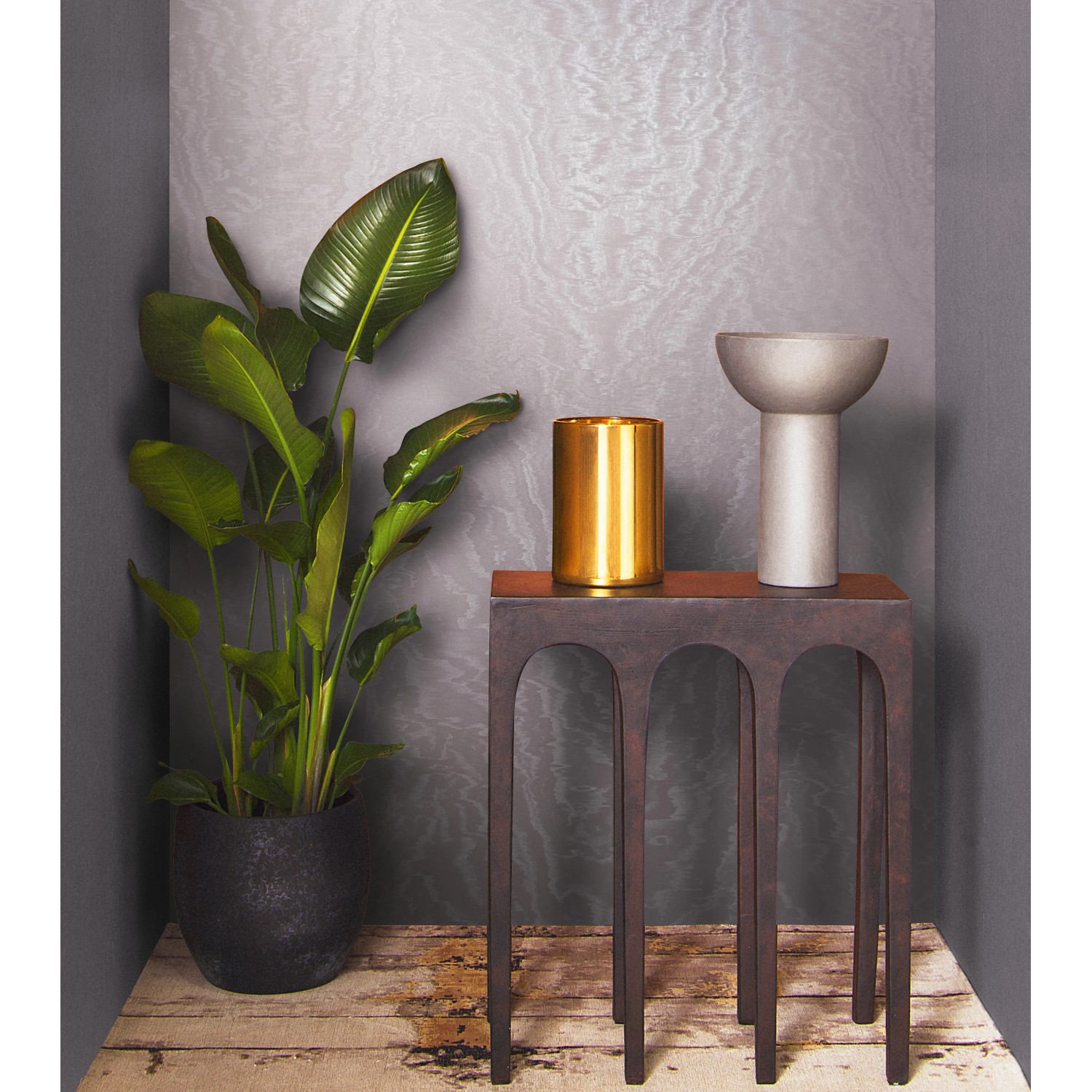 Beige Vliestapete in Metalloptik mit Hammerschlag-Design von Marburg, glänzend.