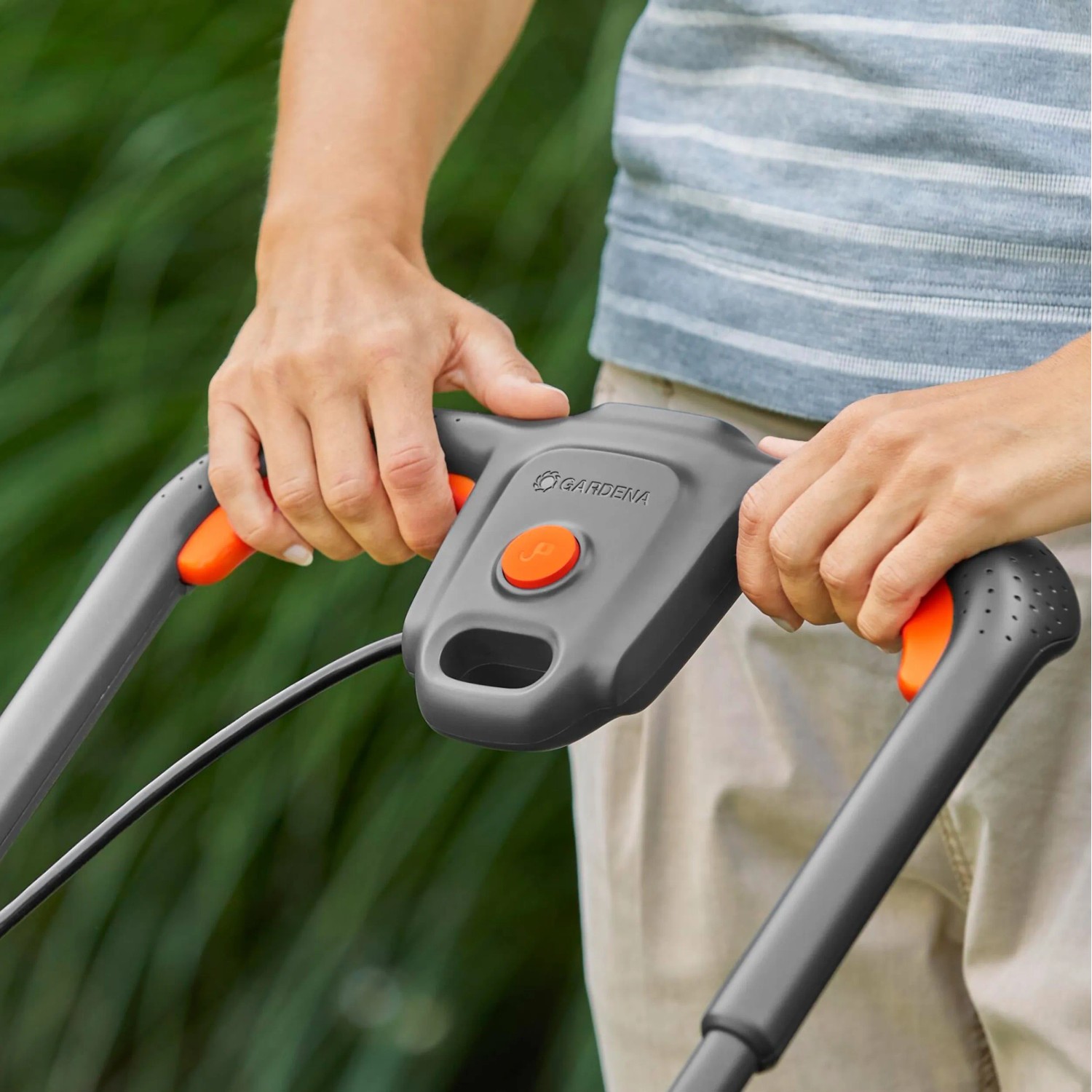 Detailaufnahme des Griffs vom Gardena Akku-Rasenmäher PowerMax 32/18V mit Bedienelementen.