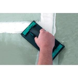 Wolfcraft Schleifgitter-Set im Einsatz: Schleifen von Spachtelmasse auf einer Wand. Ideal für Maurer- und Verlegearbeiten.