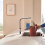 Grohe Blue Pure Minta Einhebelmischer in Silber beim Befüllen einer Kanne.