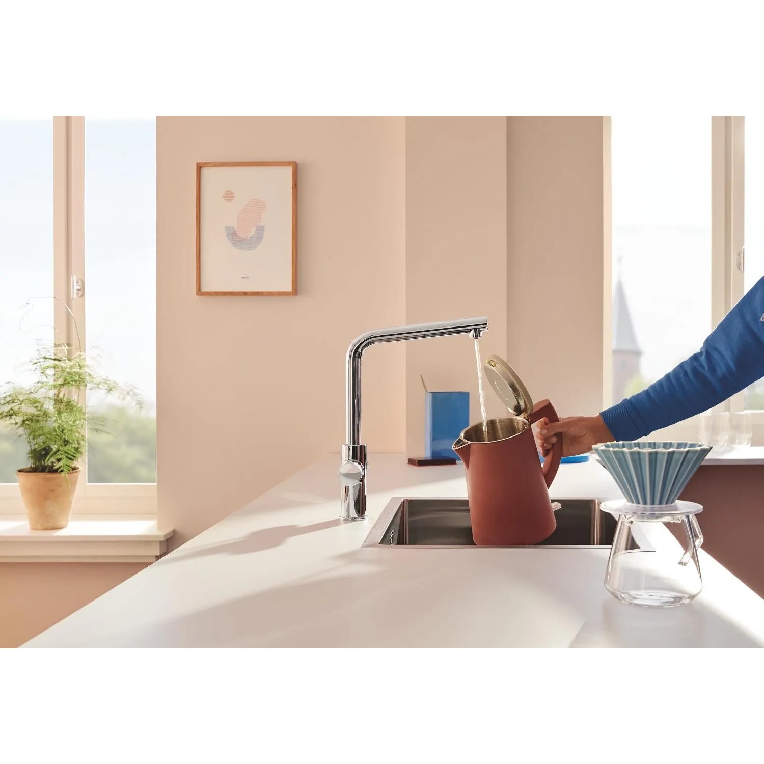 Grohe Blue Pure Minta Einhebelmischer in Silber beim Befüllen einer Kanne.