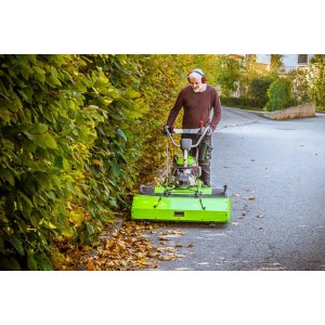 Mann nutzt Zipper Kehrmaschine ZI-KM1000 mit Schneeschild zum Laub kehren.