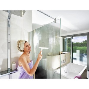 Frau reinigt Duschwand mit Leifheit Duschabzieher Cabino. Badhelfer für glatte Oberflächen.