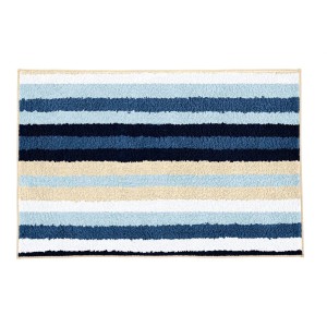 Kleine Wolke Badteppich Lago, 60x90 cm, Navy mit Streifen in Blau- und Beigetönen.