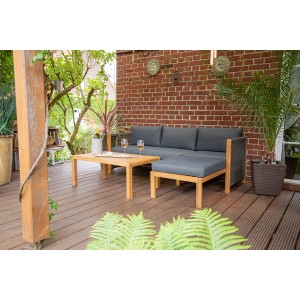 Acamp Loungegruppe Malaga Teak-Schwarz FSC® mit Sofa, Ottomane und Tisch auf Terrasse.