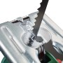 Detailaufnahme der Bosch UniversalSaw 18V-100 Stichsäge mit Sägeblatt und Spanreißschutz.