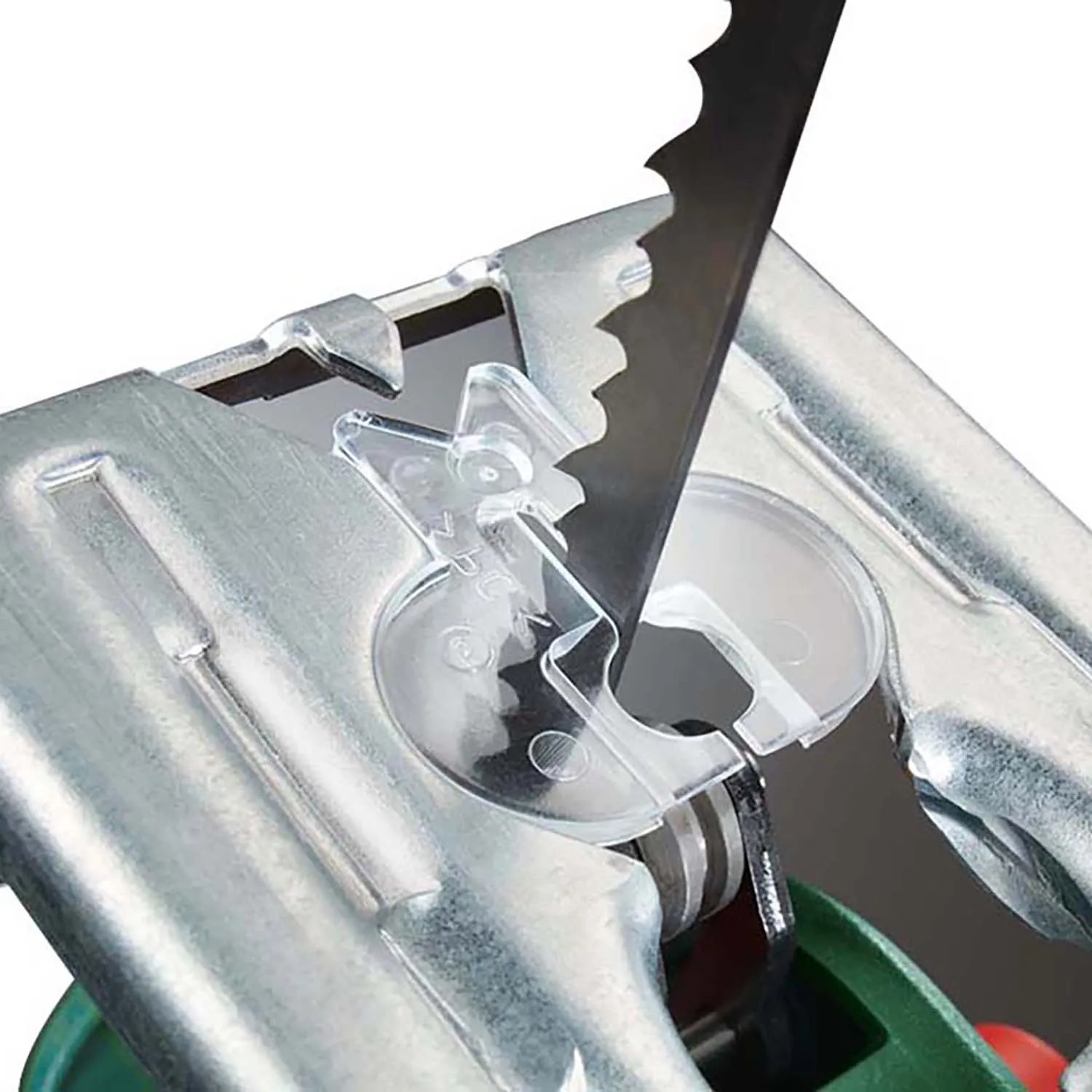 Detailaufnahme der Bosch UniversalSaw 18V-100 Stichsäge mit Sägeblatt und Spanreißschutz.