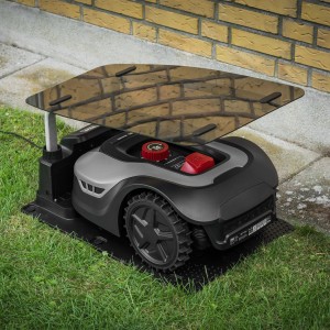 Texas Mähroboter RMX800 mit Ladestation und Regenschutz auf Rasen.