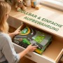 Frau verstaut gefaltete AIYAPLAY Spielmatte mit Stadtmotiv in Schublade. Praktische Aufbewahrung.