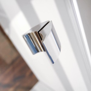 Detailaufnahme: Chromfarbenes Scharnier der Breuer Espira Runddusche mit Klarglas.