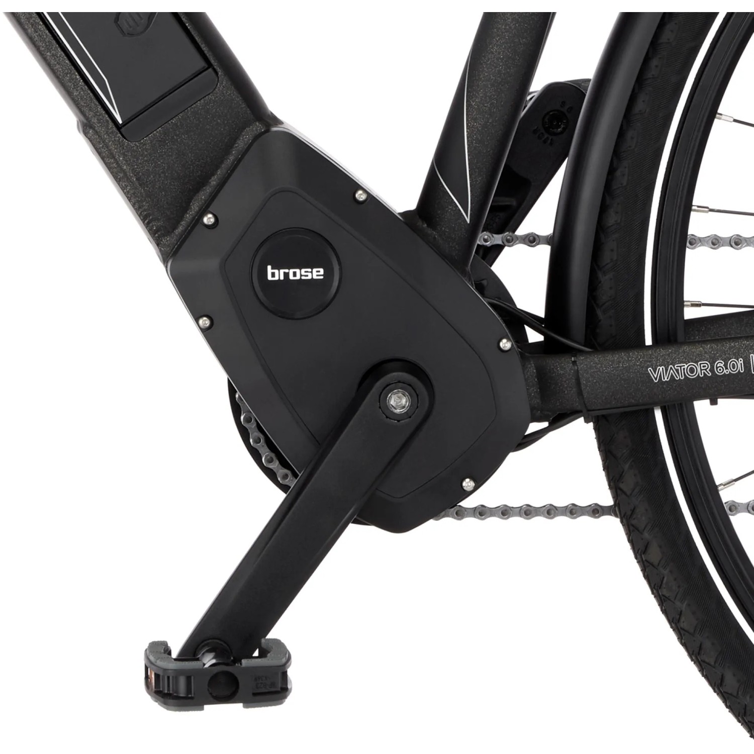 Detailaufnahme des schwarzen Fischer E-Bike Viator 6.0i mit Brose Mittelmotor und Pedal.