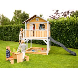 Axi Marc Spielhaus mit Rutsche, Sandkasten und Picknicktisch im Garten.