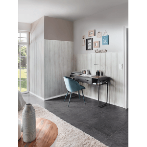 Raum mit Kronoflooring Wandpaneelen Eiche Hellgrau als Wandverkleidung hinter Schreibtisch.