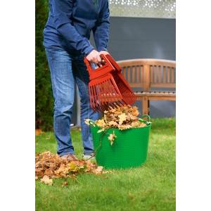 Wolf-Garten Laubrechen Multi-Star 4in1 beim Aufsammeln von Laub in einen grünen Eimer.