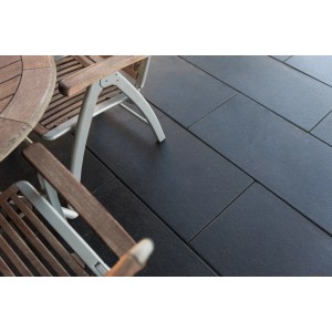 Verlegte Diephaus Terrassenplatten Finessa in Schwarz-Basalt mit Gartenmöbeln.