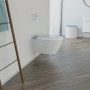 Weißer Schütte WC-Sitz D-Form Pro 3 Duroplast mit Absenkautomatik im modernen Bad.