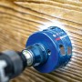 Bosch Expert Lochsäge Tough Material Ø 51 mm im Einsatz an Holz mit Bohrmaschine.