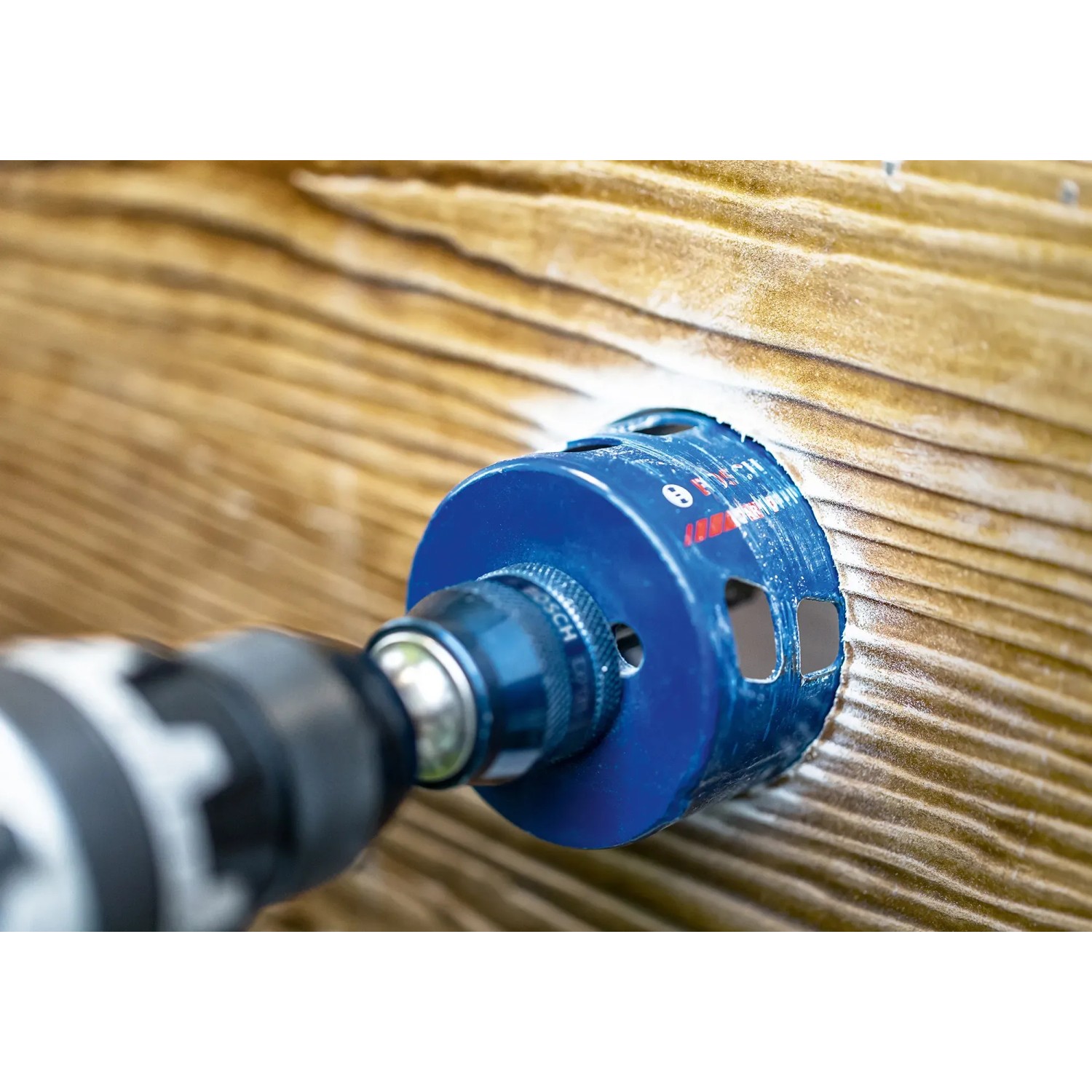 Bosch Expert Lochsäge Tough Material Ø 51 mm im Einsatz an Holz mit Bohrmaschine.