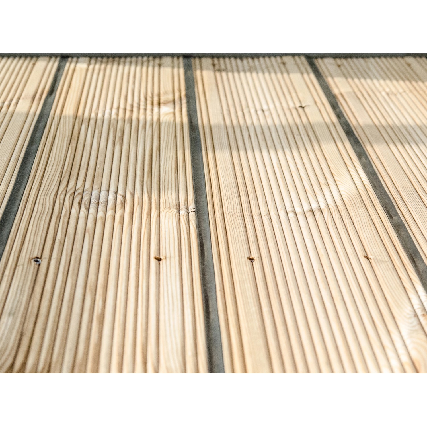 Holzfußboden des Designbalkons mit Lamellengeländer, Detailansicht.