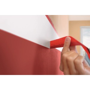 Anwendung von rotem tesa® Malerband Excellent für scharfe Farbkanten im Innenbereich.