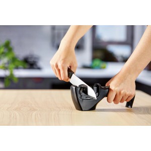 Schwarzer Messerschärfer und Polierer in Aktion, ideal für Küchenhelfer.