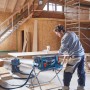 Bosch Professional Tischkreissäge GTS 635-216 im Einsatz mit Absaugung in Werkstatt.
