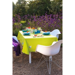 Tisch mit hellgrüner Tischdecke und d-c-table Tischtuchbeschwerer Butterfly im Garten.