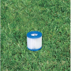 Intex Filterkartusche Typ H für Pool Filteranlagen, blaue Enden, auf Rasen.