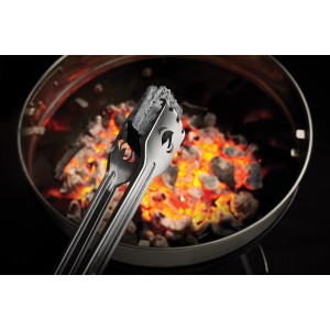 Napoleon Holzkohle-Tool-Set: Grillzange hält glühende Kohle über dem Grill.