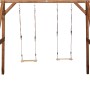 Braune Axi Doppelschaukel aus Holz mit zwei Schaukelsitzen für Kinder.