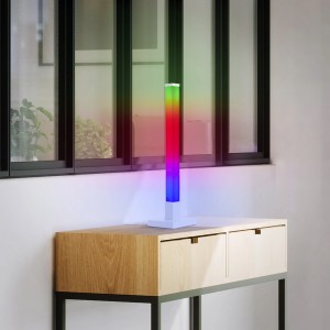 Weiße LED-Tischleuchte Neele mit RGB Farbwechsel auf einem Tisch.