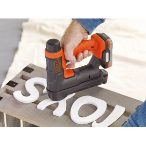 Black+Decker Akku-Tacker/Nagler BDCT12N in Aktion. Akkugerät zum Heften von Buchstaben.