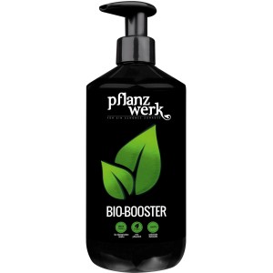 Pflanzwerk Bio-Booster Universal Flüssigdünger 1 l in schwarzer Pumpflasche.