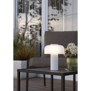 Weiße EGLO LED Akku-Tischlampe Ponente für den Außenbereich, dimmbar und kabellos, Höhe 20cm.