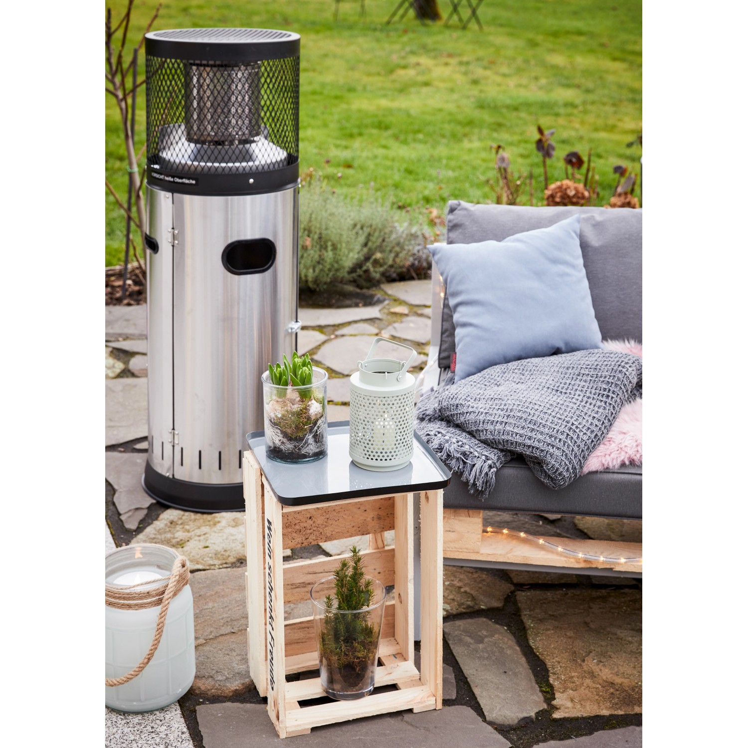 Enders Gas-Terrassenheizer Polo 2.0 aus Edelstahl (6 kW) auf Terrasse mit Sitzgruppe.